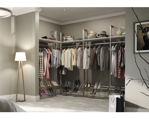 Inloopkast met kleding, schoenen en accessoires in een modern ontwerp.