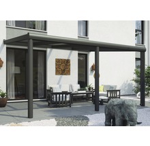 Terrasoverkapping met zithoek in de tuin