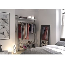 Slaapkamer met kledingrek, kleding, schoenen, spiegel en decoraties