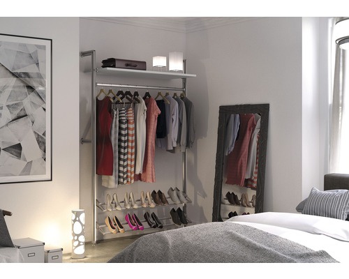 Slaapkamer met kledingrek, kleding, schoenen, spiegel en decoraties