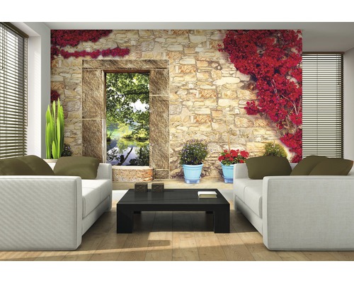 Woonkamer met fotobehang van een stenen muur met raam en planten