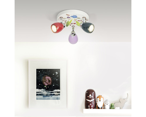 Plafondlamp met drie spots in een kinderkamer