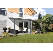 Aluminium terrasoverkapping met tuinmeubelen op een terras