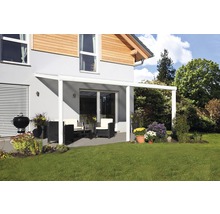 Terras met terrasoverkapping, tuinmeubelen en barbecue in de tuin