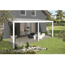 Terras met overkapping, tuinmeubelen en beplanting