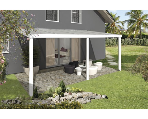 Terras met overkapping, tuinmeubelen en beplanting