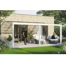 Terras met pergola, tuinmeubelen en mensen