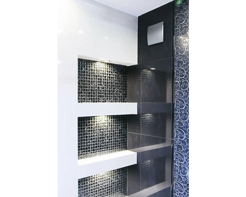 Badkamerwand met mozaïektegels en planken