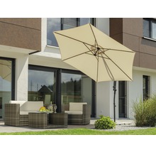 Terras met parasol, loungemeubels en drankjes voor een ontspannen sfeer
