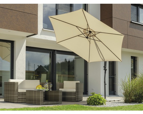 Terras met parasol, loungemeubels en drankjes voor een ontspannen sfeer