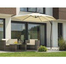 Scene met zweefparasol, tuinzitgroep en modern huis