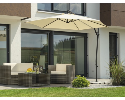 Scene met zweefparasol, tuinzitgroep en modern huis