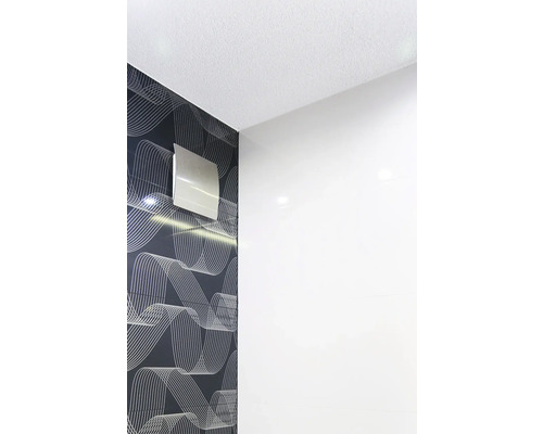 Lichte kamer met wandtegels met een golfpatroon en een ventilator