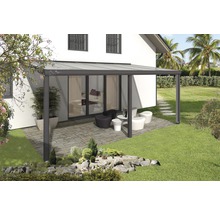 Terrasoverkapping van aluminium en glas aan een huis met tuinmeubelen op het terras