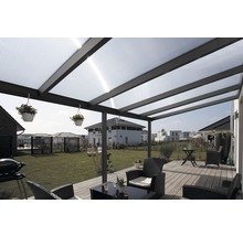 Overdekt terras met tuinmeubelen en barbecue