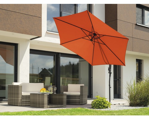 Scene met tuinmeubelset onder een parasol op een terras.