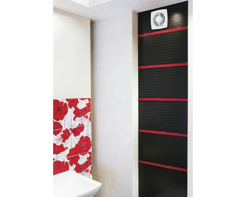 Badkamer met wastafel, wandtegels met bloemmotief en ventilator