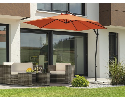 Terras met parasol, lounge set en eettafel voor buiten.