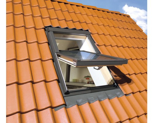 Geopend dakraam op een dak met dakpannen