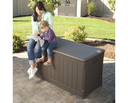 Bruine tuinkist met moeder en kind in de tuin