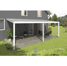 Terras met terrasoverkapping, tuinmeubelen en planten