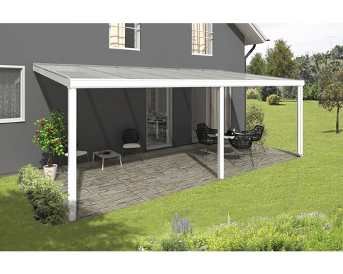 Terras met terrasoverkapping, tuinmeubelen en planten