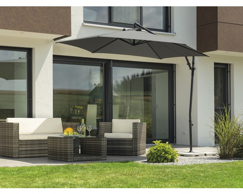 Scene met zweefparasol en tuinmeubelset op een terras