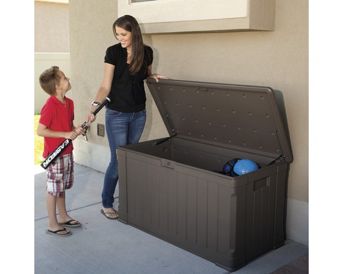 Geopende tuinbox met vrouw en kind buitenshuis