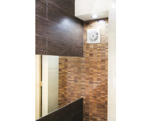 Badkamerwand met tegels in houtlook en ventilator