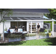 Terras met terrasoverkapping, tuinmeubelen en buitengrill