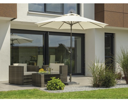 Terras met tuinmeubelen, parasol en beplanting voor een woonhuis