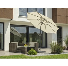 Tuinscene met parasol, loungeset en tuindecoratie voor een huis