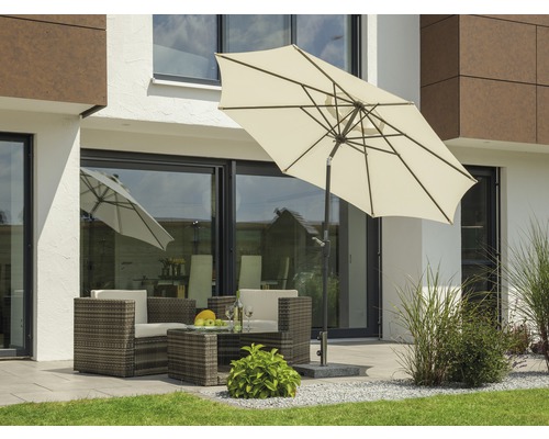 Tuinscene met parasol, loungeset en tuindecoratie voor een huis