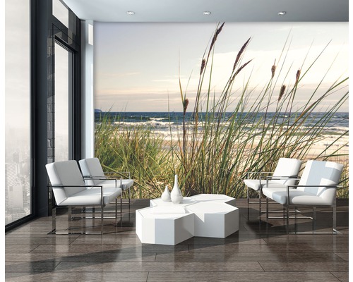 Moderne woonkamer met strandbehang en witte meubels