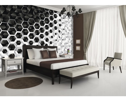 Slaapkamer met bed, nachtkastje en modern design wandbekleding