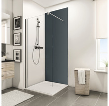 Badkamer met douchecabine, douchebak, wastafel en wasmand