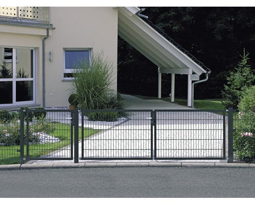 Metalen dubbele poort met gaas voor een huis