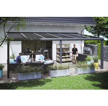 Terras met overkapping, tuinmeubelen en barbecueplaats voor ontspannen uren in de buitenlucht