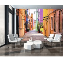 Woonkamer met fotobehang van een kleurrijke steeg in een stad