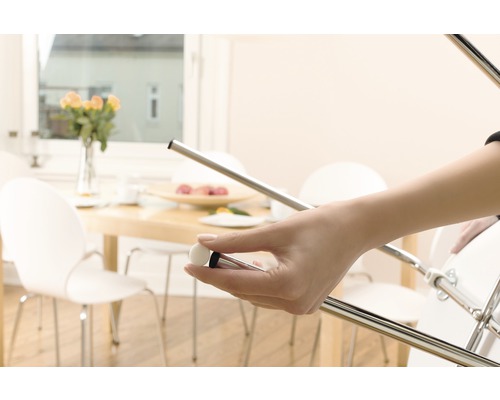 Vrouw bevestigt een stoelpootbeschermer aan een metalen stoelpoot.