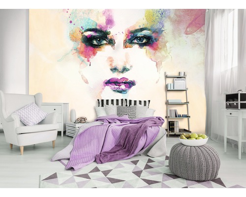 Slaapkamer met een fotobehang waarop een abstract vrouwenportret staat