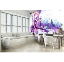 Lichte kamer met raampartij, zitbank, bureau en muurschildering met Spider-Gwen motief