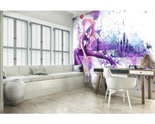 Lichte kamer met raampartij, zitbank, bureau en muurschildering met Spider-Gwen motief