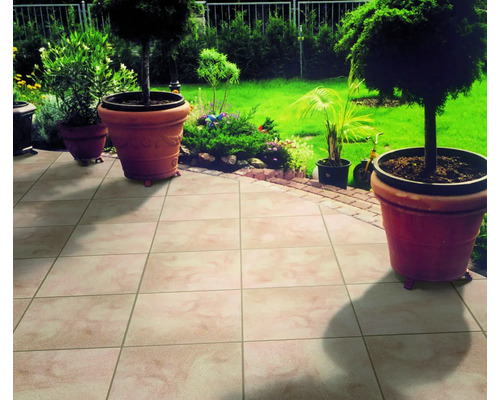 DIEPHAUS Terrastegel iStone Basic met facet oker geel, 40 x 40 x 4 cm Tuinscene met betegelde vloer en plantenbakken
