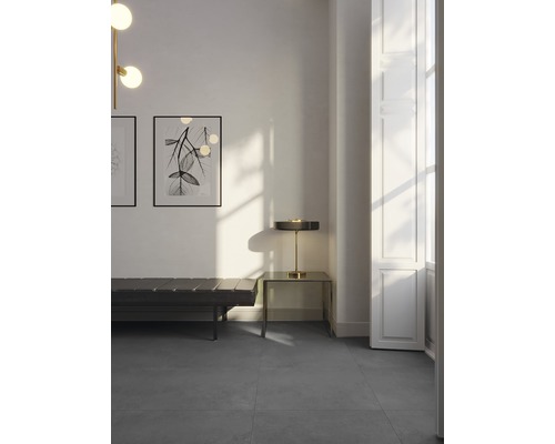 Interieur met tegelvloer, bank, tafel en lamp