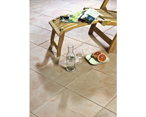 Tegelvloer met ligstoel, drankjes en fruit voor een ontspannen sfeer