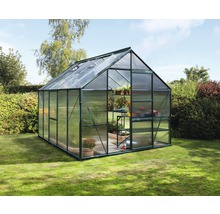 Tuinkas met schappen in tuin