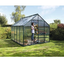 Kas met vrouw en planten in de tuin.