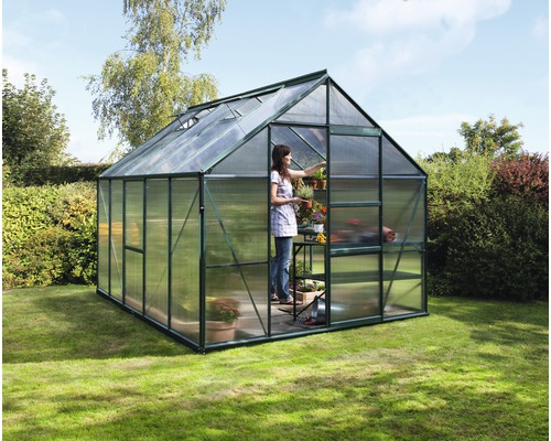 Kas met vrouw en planten in de tuin.