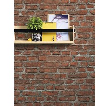 Wandrek met decoratie tegen een bakstenen muur